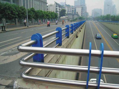 不銹鋼道路護欄是市政道路必不可少的遵守交通法規(guī),不可以肆無忌憚闖紅燈!